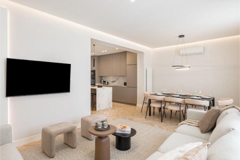 4 bedrooms Apartment in Madrid, Spain No. 27478 7