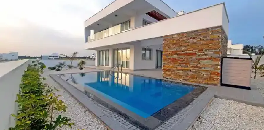 4 bedrooms Villa in Geroskípou, Cyprus No. 39726