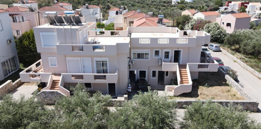 8 bedrooms Commercial property in Chania, Greece No. 47105