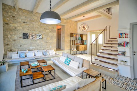 4 bedrooms Villa in Chania, Greece No. 47104 2