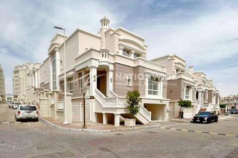 5 bedrooms Villa in Abu Dhabi, UAE No. 3723 4