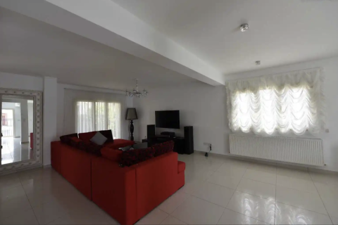 4 bedrooms Villa in Germasogeia, Cyprus No. 63069 8