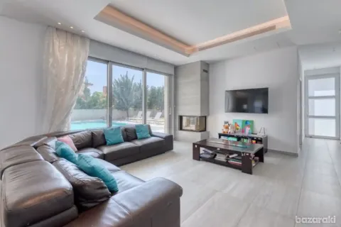 6 bedrooms House in Pyla, Cyprus No. 40346 6