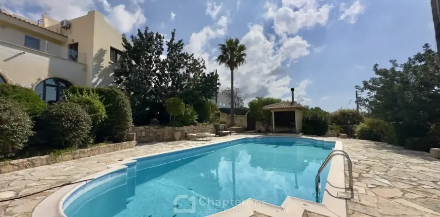 4 bedrooms Villa in Tala, Cyprus No. 30420