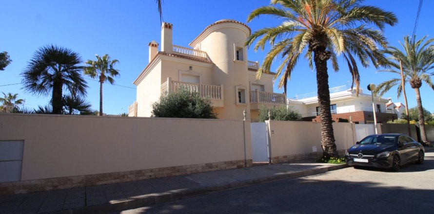 4 dormitorios Villa en Cabo Roig, Spain No. 25608