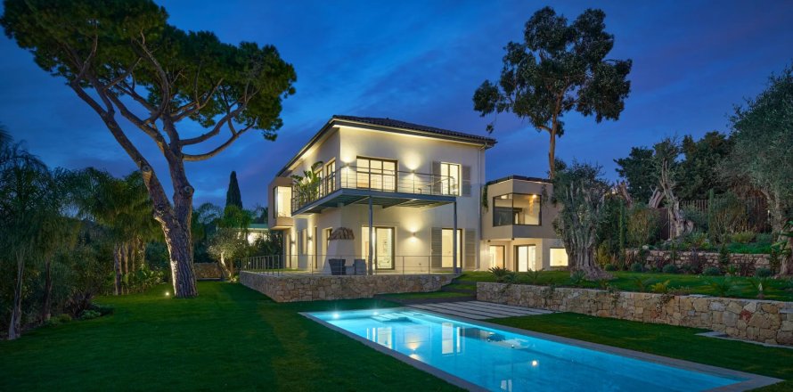 5 bedrooms Villa in Cannes, France No. 69133