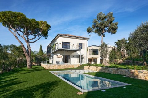 5 bedrooms Villa in Cannes, France No. 69133 2