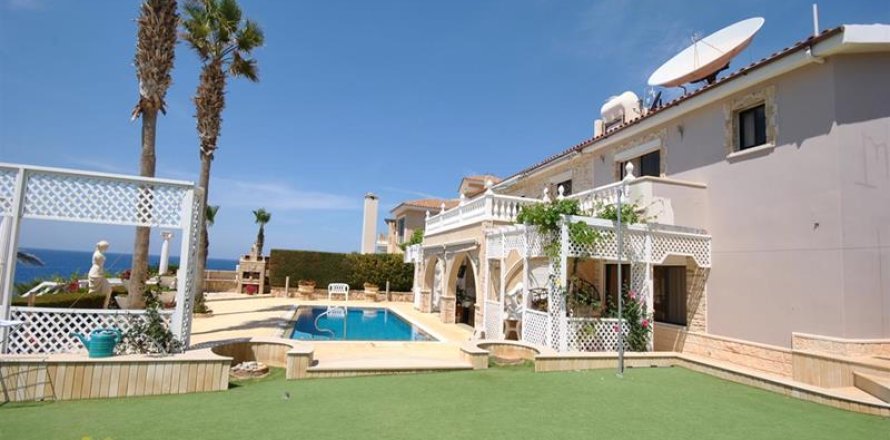 5 bedrooms Villa in Paphos, Cyprus No. 39169