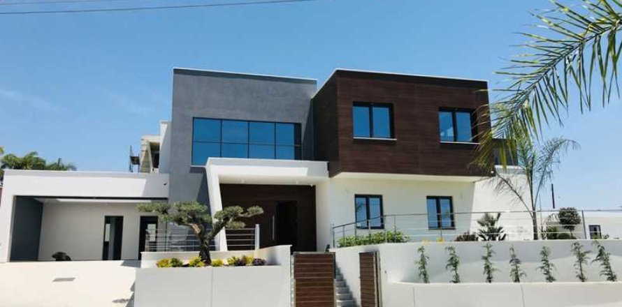 6 bedrooms Villa in Limassol, Cyprus No. 52639