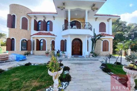 6 bedrooms Villa in Paralimni, Cyprus No. 31693 3