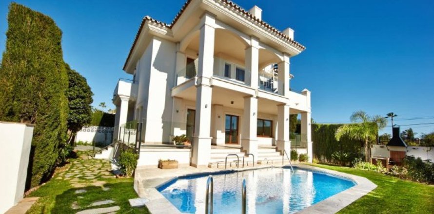 5 bedrooms House in Malaga, Spain No. 26499