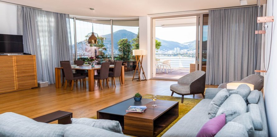 3 dormitorios Penthouse en Budva, Montenegro No. 66974