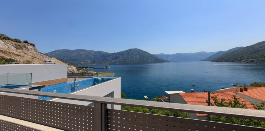 3 bedrooms Villa in Kotor, Montenegro No. 66964