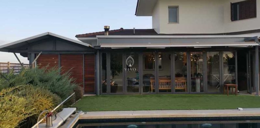 4 bedrooms House in Mesa Geitonia, Cyprus No. 77136