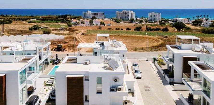 4 bedrooms House in Paralimni, Cyprus No. 30693