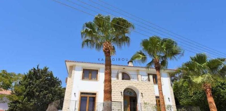 6 bedrooms House in Oroklini, Cyprus No. 39543